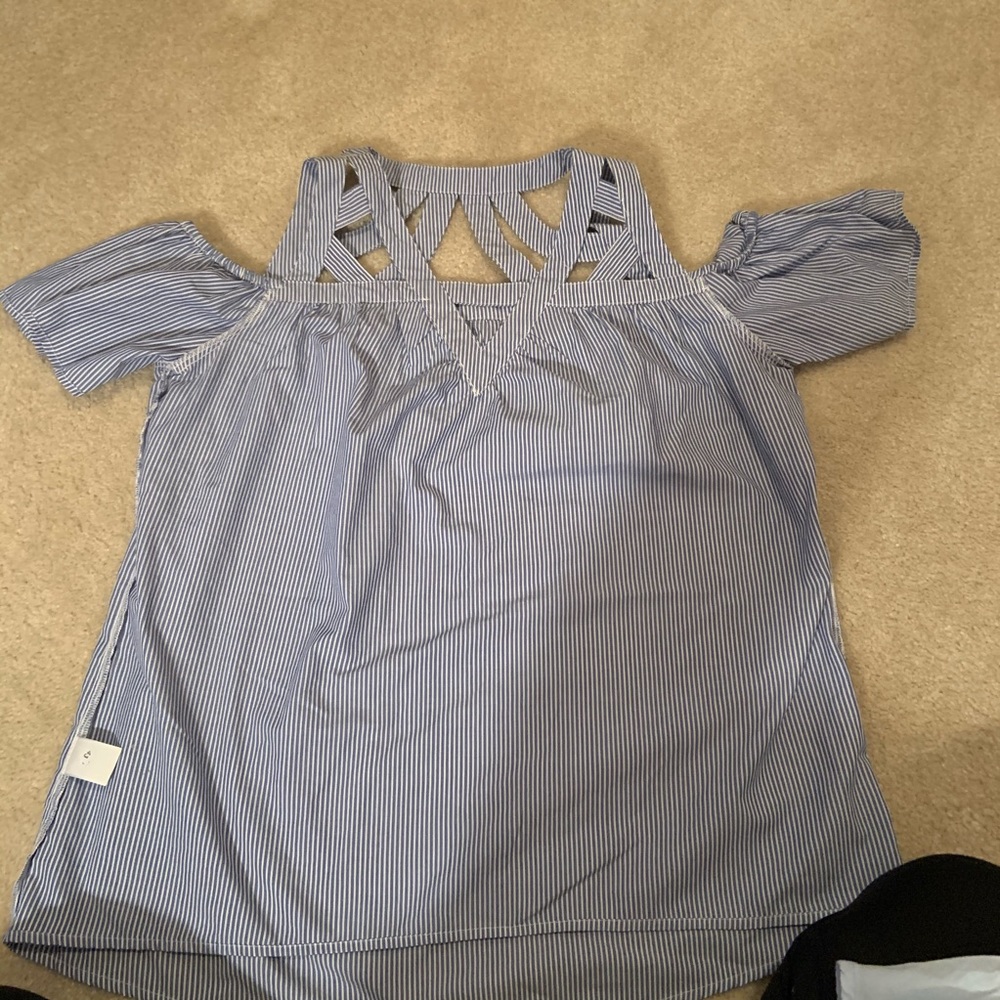 Strip criss cross off the shoulder